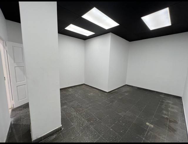 915M² WAREHOUSE TO LET IN LASER PARK